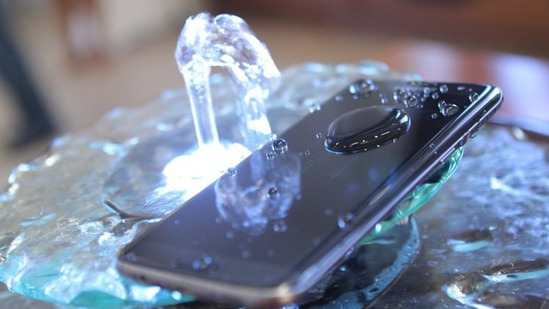 Các bước xử lý khi điện thoại rơi vào nước